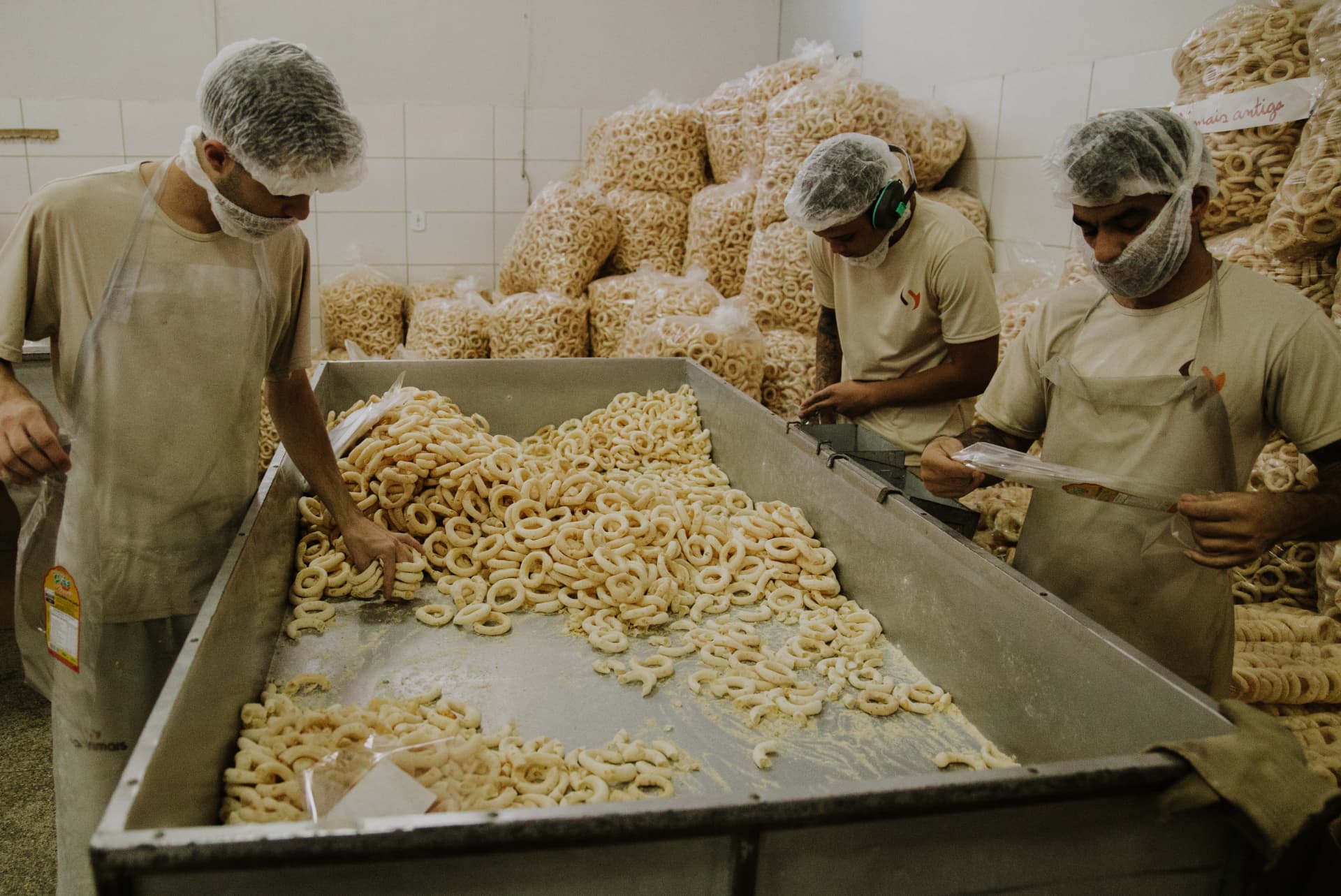 Equipe Santimais embalando biscoitos de polvilho