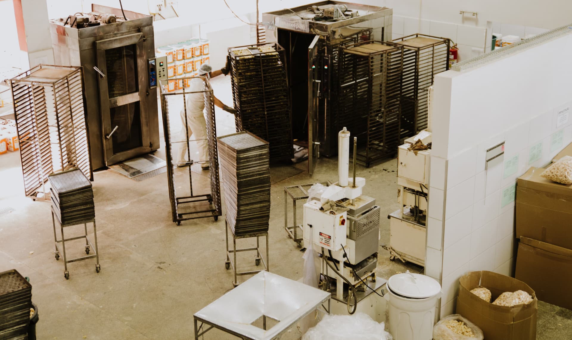 Interior da fábrica Santimais com fornos industriais