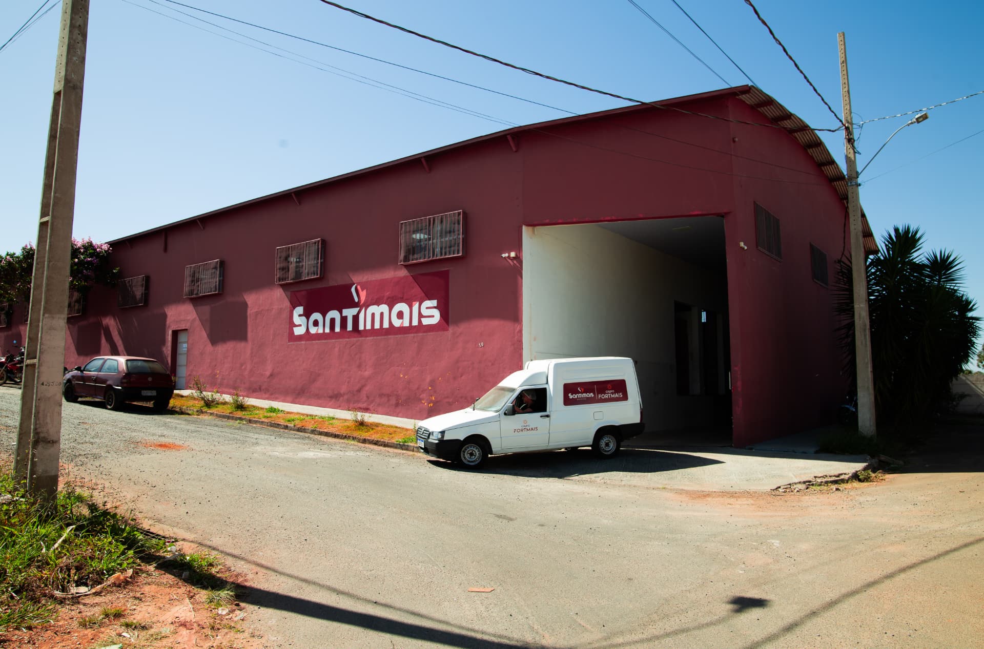 Fachada da fábrica Biscoitos Santimais em São Tiago, MG