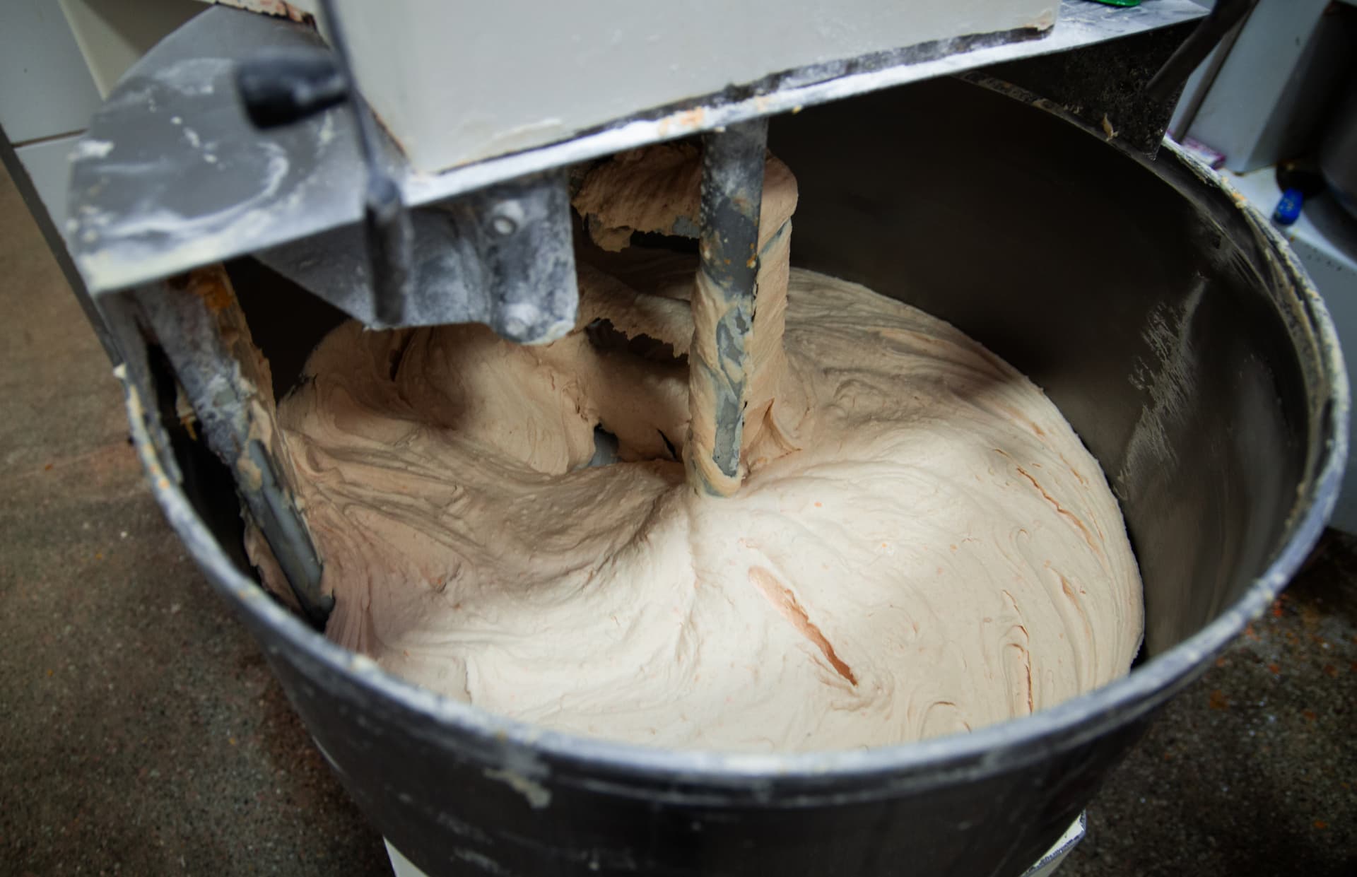 Massa de biscoito sendo batida na masseira da fábrica Santimais
