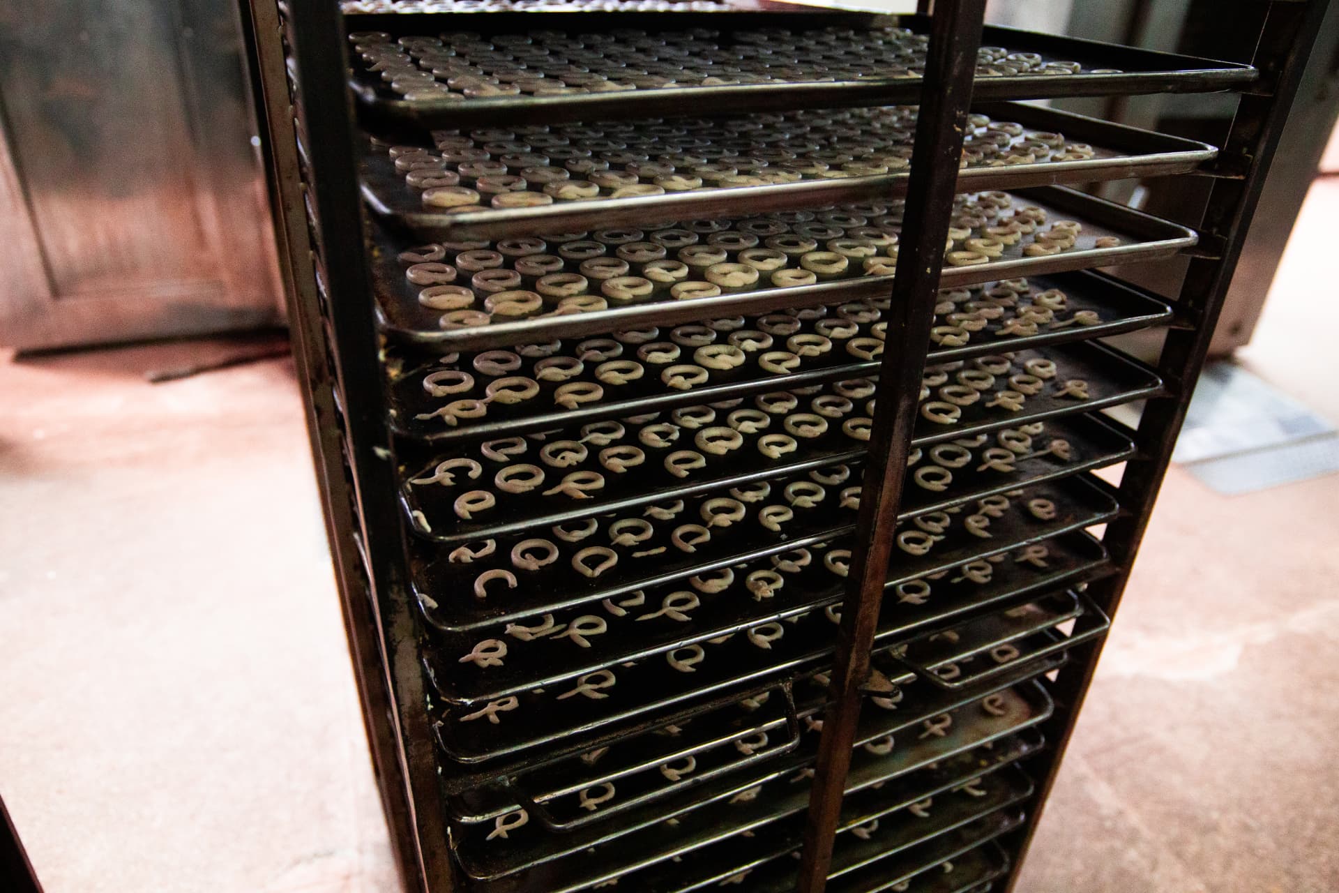 Bandejas de biscoitos de polvilho saindo do forno na fábrica Santimais